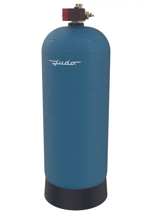 Blauer Zylinder mit einer strukturierten Oberfläche und einem Ventil oben. Der Zylinder hat eine schwarze Basis und ist mit dem Logo "Judo" versehen.